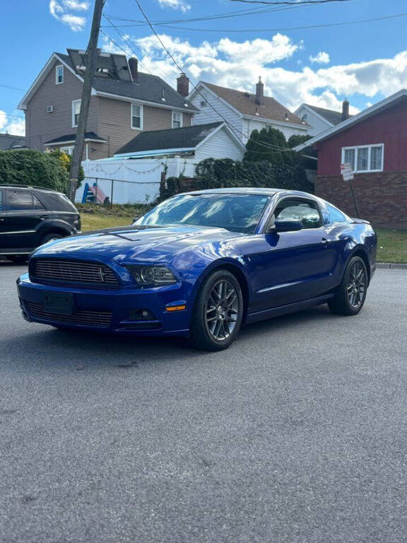 2013 Ford Mustang V6 Premium Coupe RWD