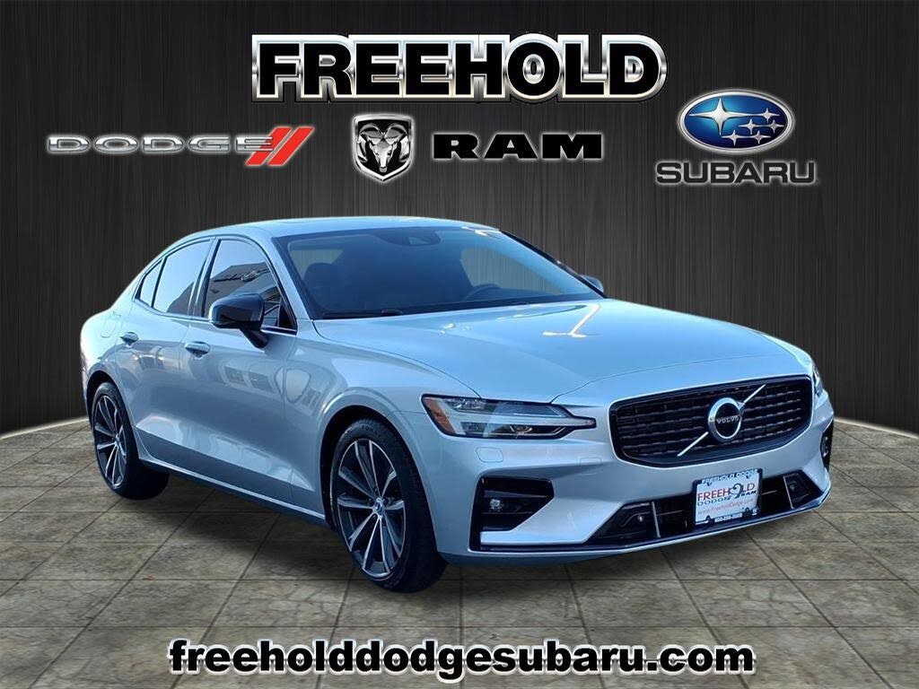 2022 Volvo S60 B5 Momentum AWD