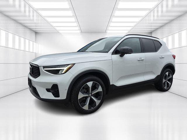 2024 Volvo XC40 B5 Plus Dark Theme AWD
