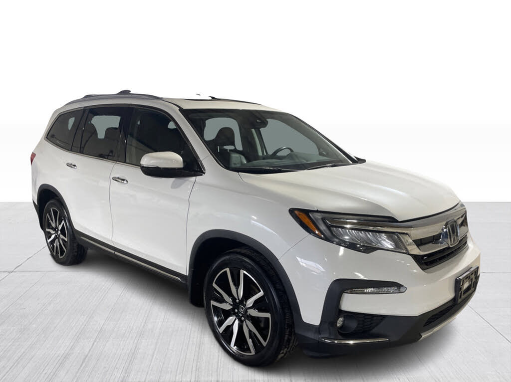 2021 Honda Pilot Touring AWD with Rear Captains Chairs