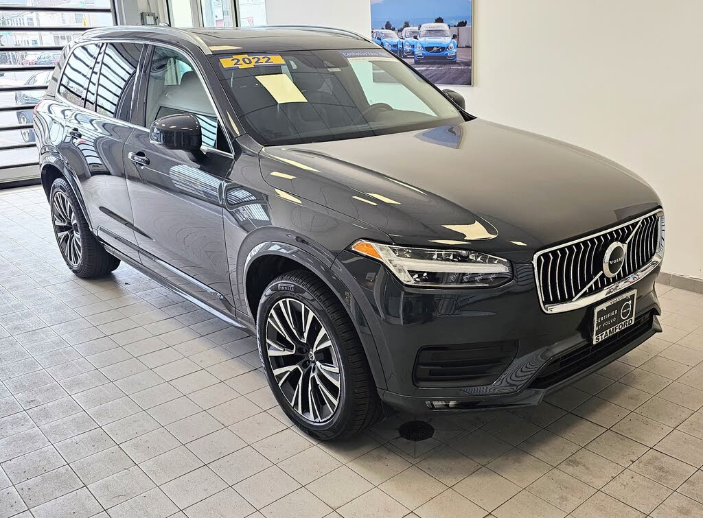 2022 Volvo XC90 T6 Momentum 7-Passenger AWD