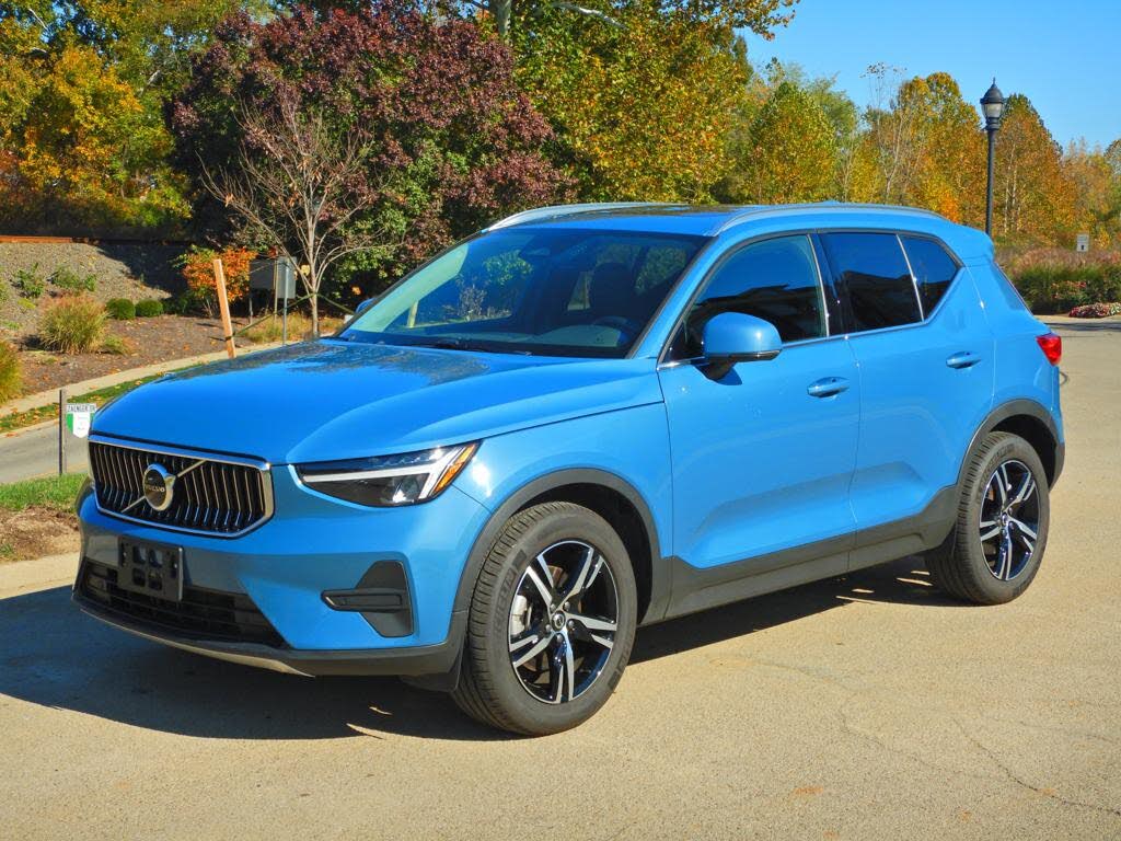 2025 Volvo XC40 B5 Core Bright Theme AWD