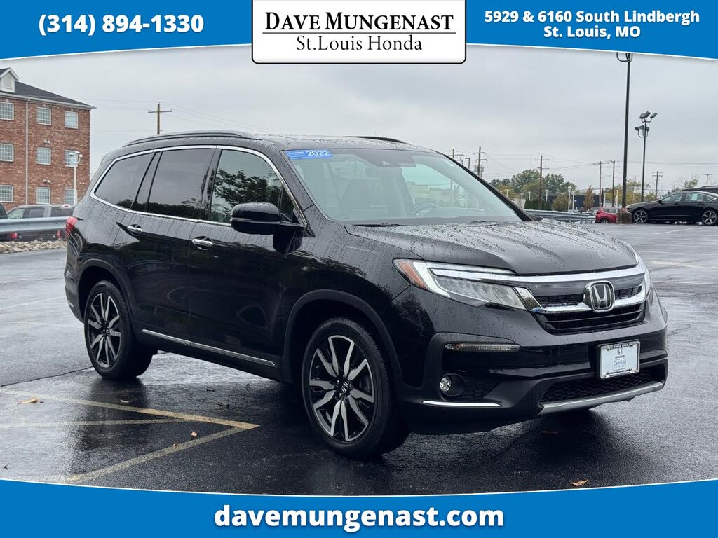 2022 Honda Pilot Touring AWD with Rear Captain's Chairs