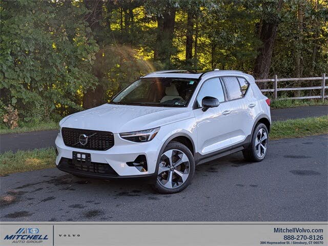2025 Volvo XC40 B5 Plus Dark Theme AWD