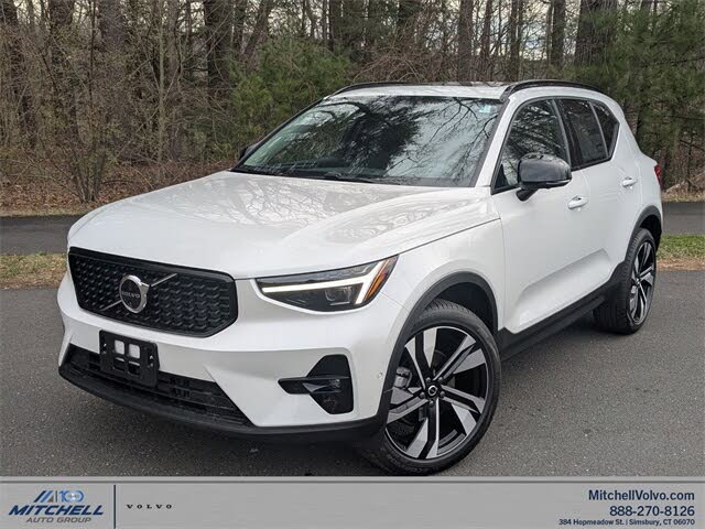2025 Volvo XC40 B5 Plus Dark Theme AWD