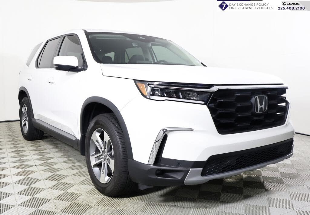 2024 Honda Pilot EX-L FWD with Captains Chairs