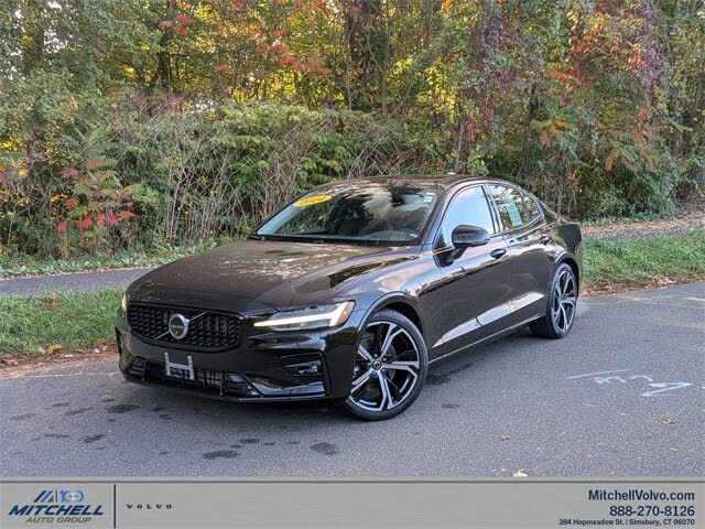 2024 Volvo S60 B5 Plus Dark Theme FWD