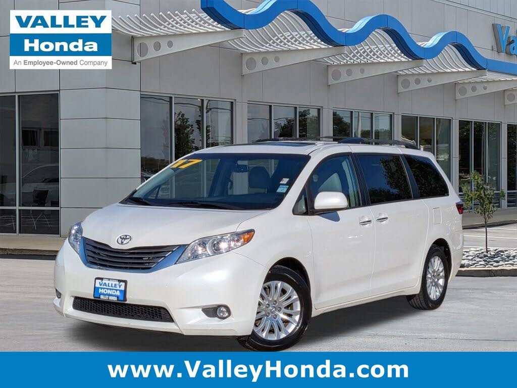 2017 Toyota Sienna XLE 7-Passenger Auto Access Seat FWD