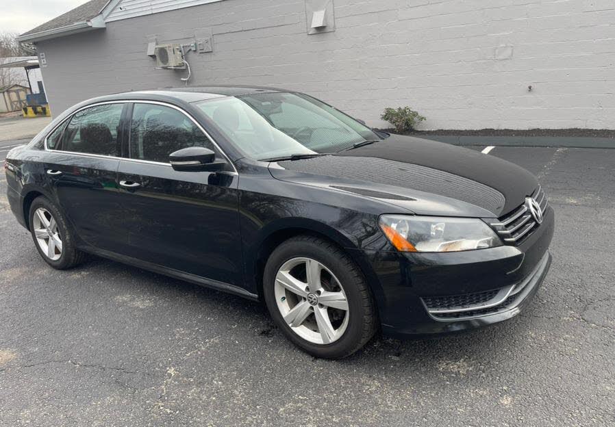2013 Volkswagen Passat SE with Sunroof and Nav