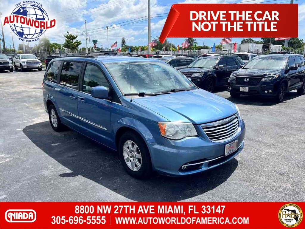 2012 Chrysler Town & Country Touring FWD