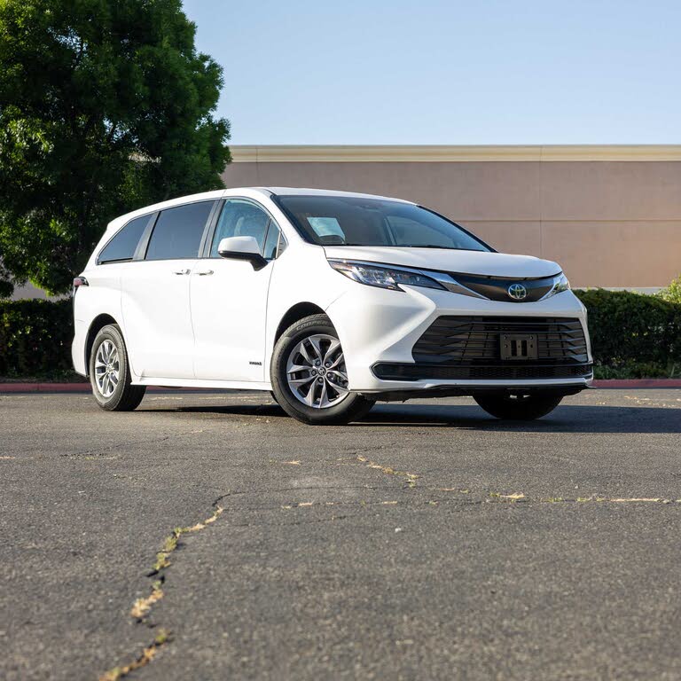 2021 Toyota Sienna LE 8-Passenger FWD
