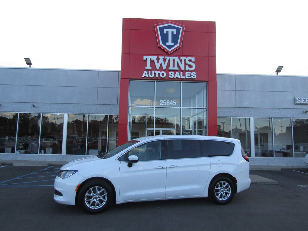 2022 Chrysler Voyager LX FWD