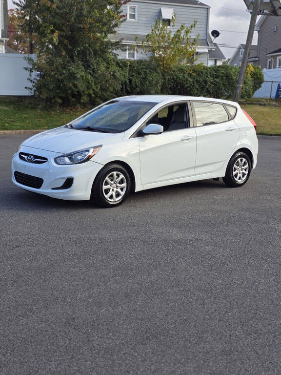 2014 Hyundai Accent GS 4-Door Hatchback FWD