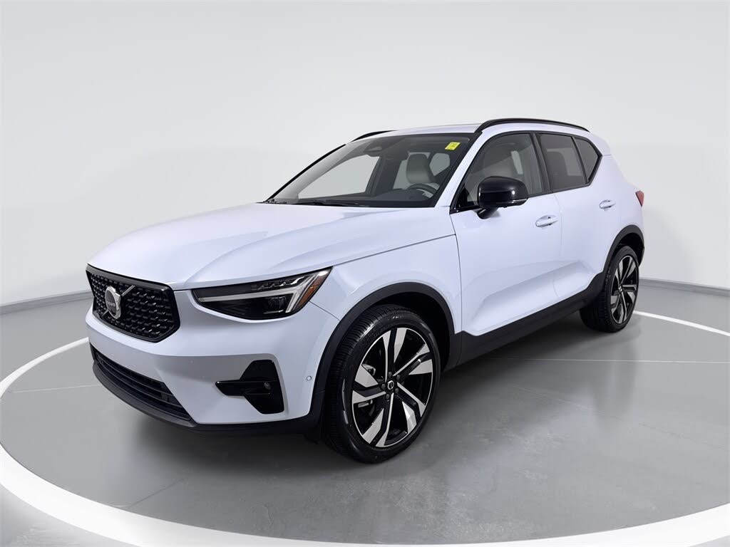 2024 Volvo XC40 B5 Plus Dark Theme AWD