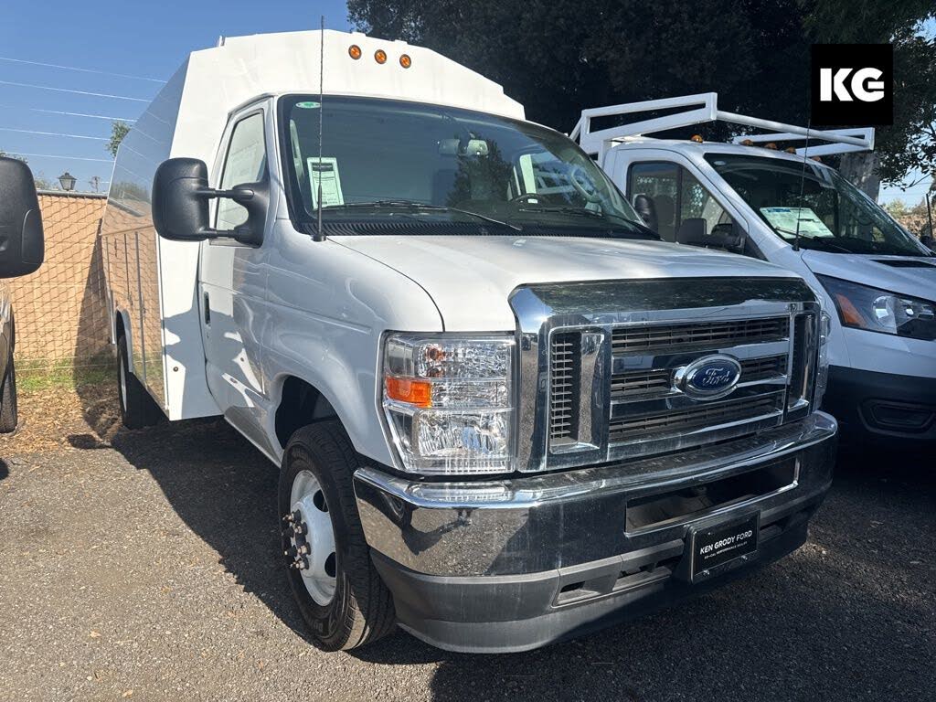 2025 Ford E-Series Chassis E-350 SD Cutaway SB DRW RWD