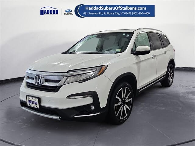 2022 Honda Pilot Touring AWD with Rear Captain's Chairs