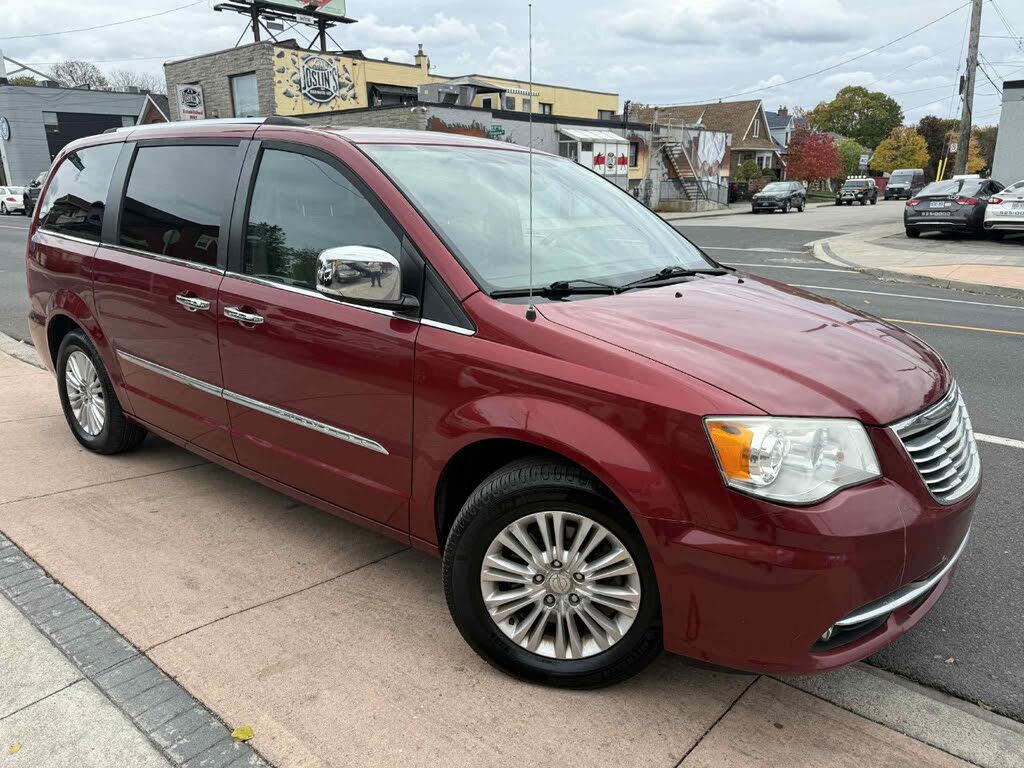 2014 Chrysler Town & Country Limited FWD