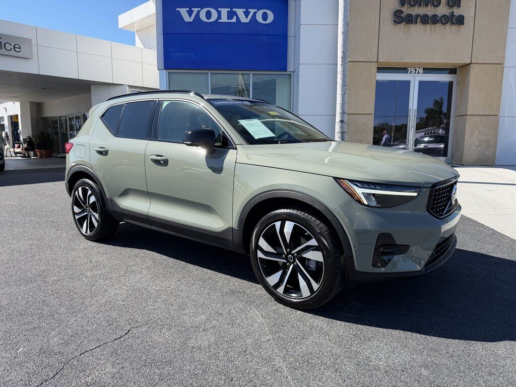 2024 Volvo XC40 B5 Plus Dark Theme AWD
