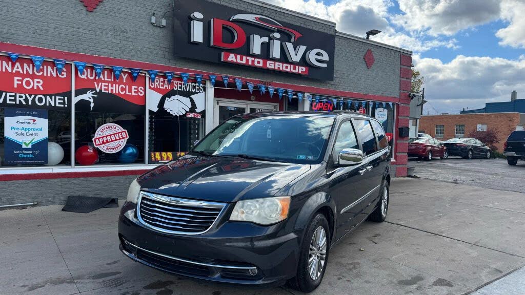 2013 Chrysler Town & Country Touring-L FWD