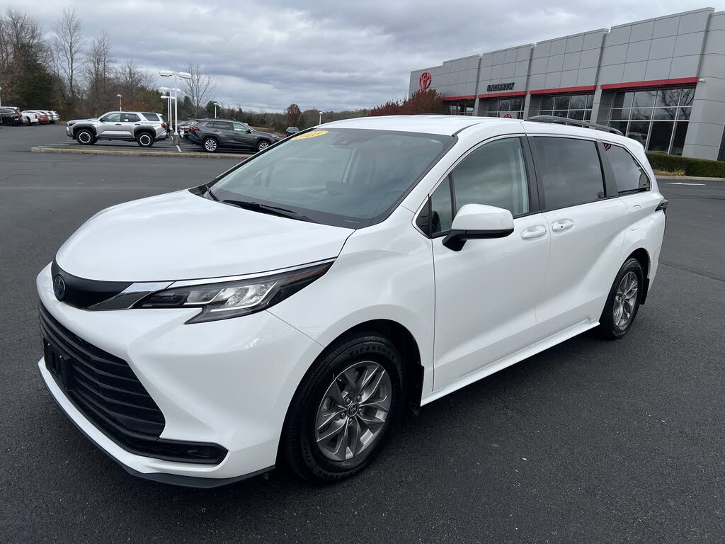 2023 Toyota Sienna LE 8-Passenger AWD