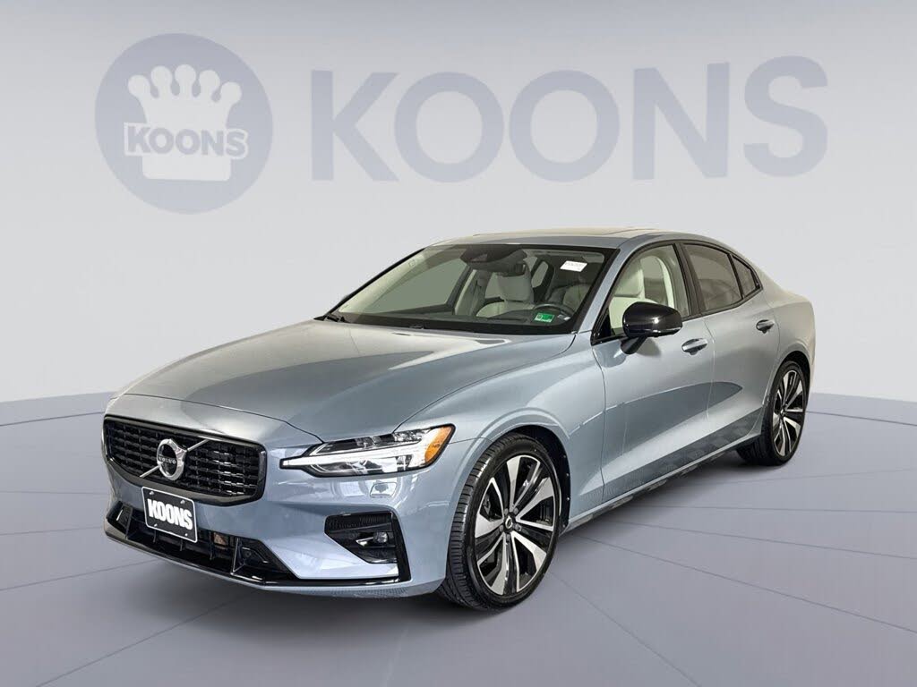 2022 Volvo S60 B5 Momentum AWD
