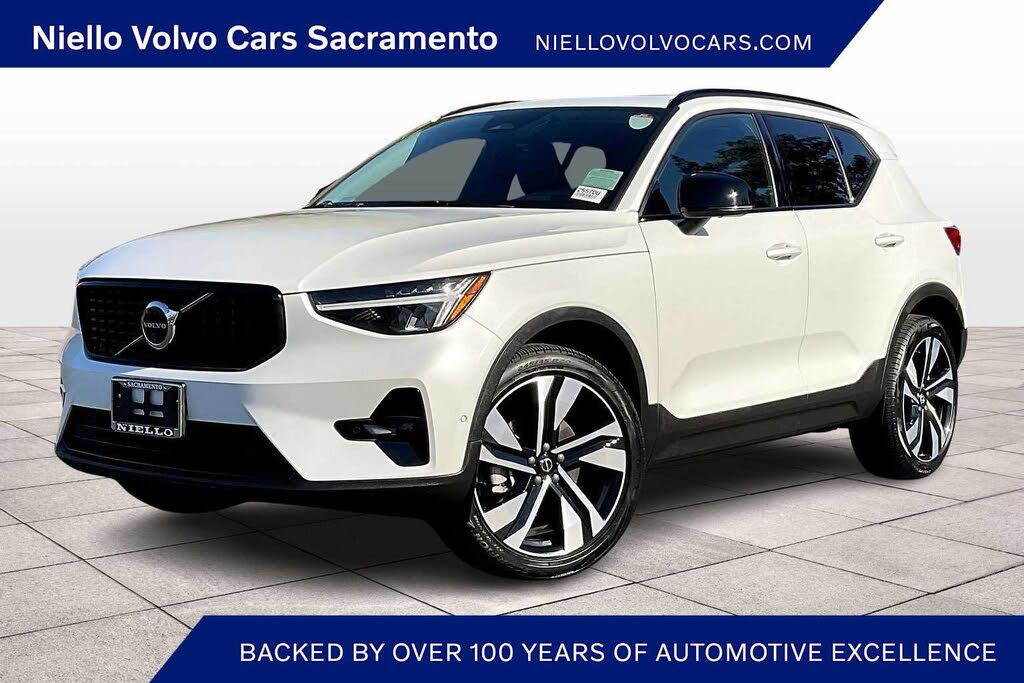 2025 Volvo XC40 B5 Plus Dark Theme AWD