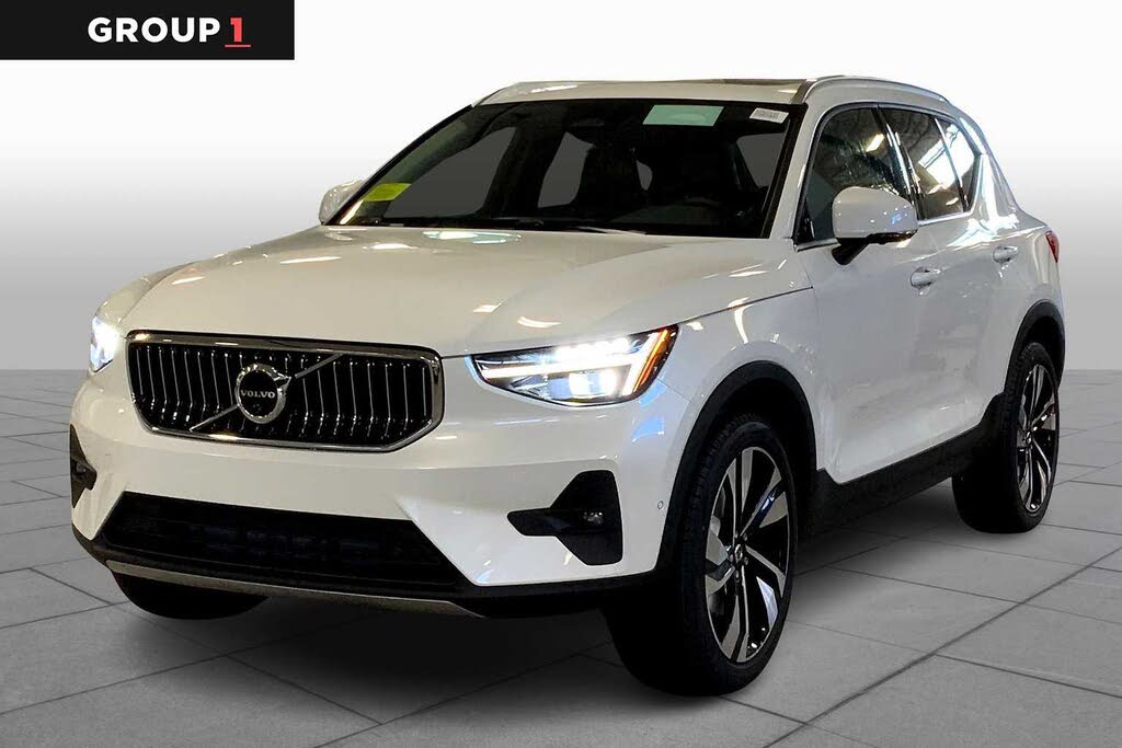 2025 Volvo XC40 B5 Ultra Bright Theme AWD
