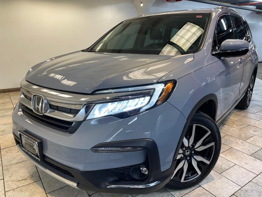2022 Honda Pilot Touring AWD with Rear Captain's Chairs