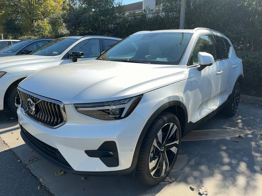 2025 Volvo XC40 B5 Ultra Bright Theme AWD