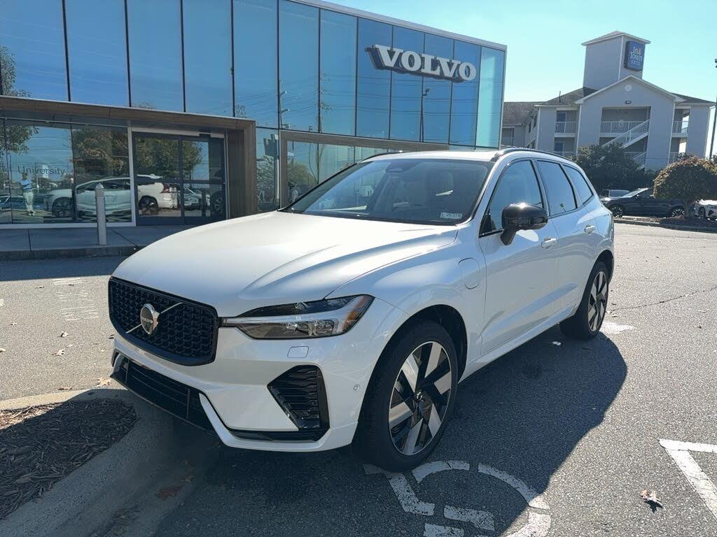 2025 Volvo XC60 Recharge T8 Plus Dark Theme eAWD