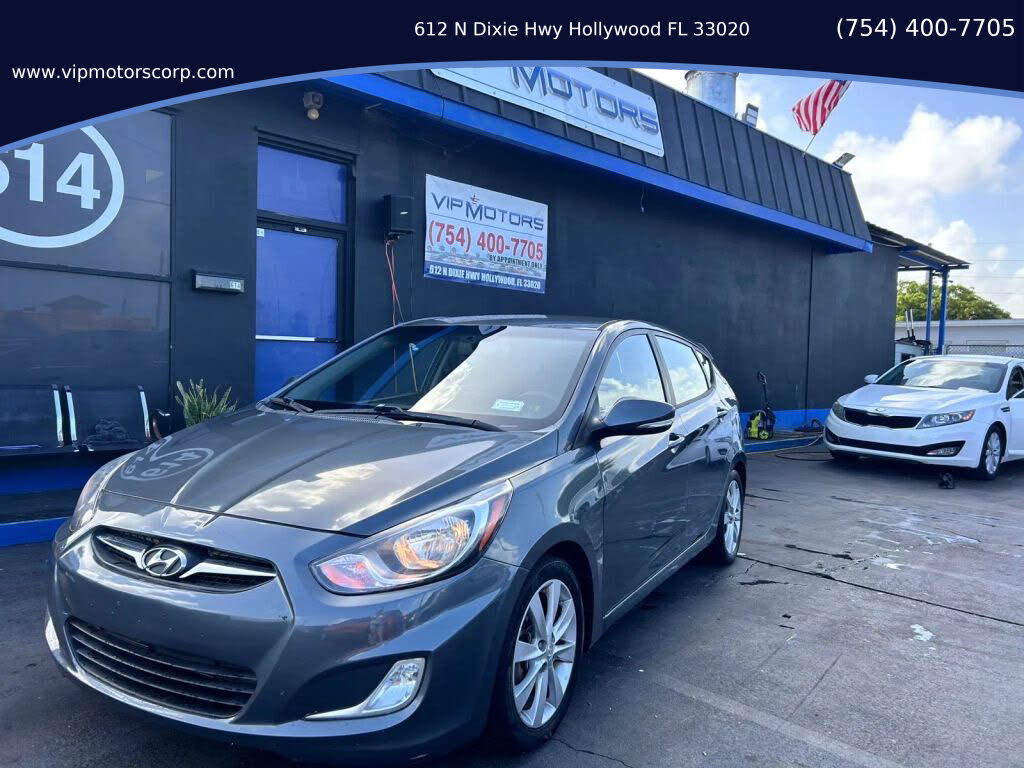 2013 Hyundai Accent SE 4-Door Hatchback FWD