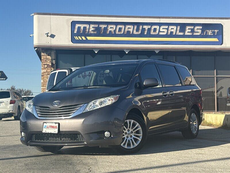 2016 Toyota Sienna XLE 7-Passenger Auto Access Seat