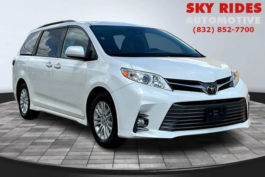 2020 Toyota Sienna XLE 7-Passenger FWD with Auto-Access Seat