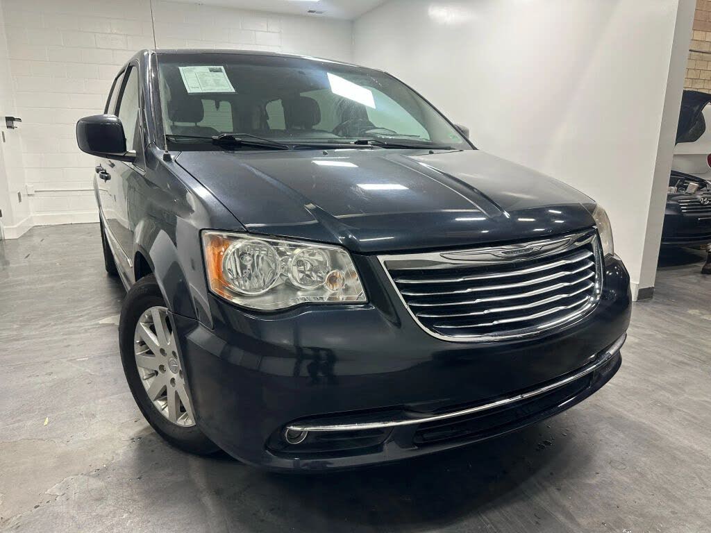 2014 Chrysler Town & Country Touring FWD