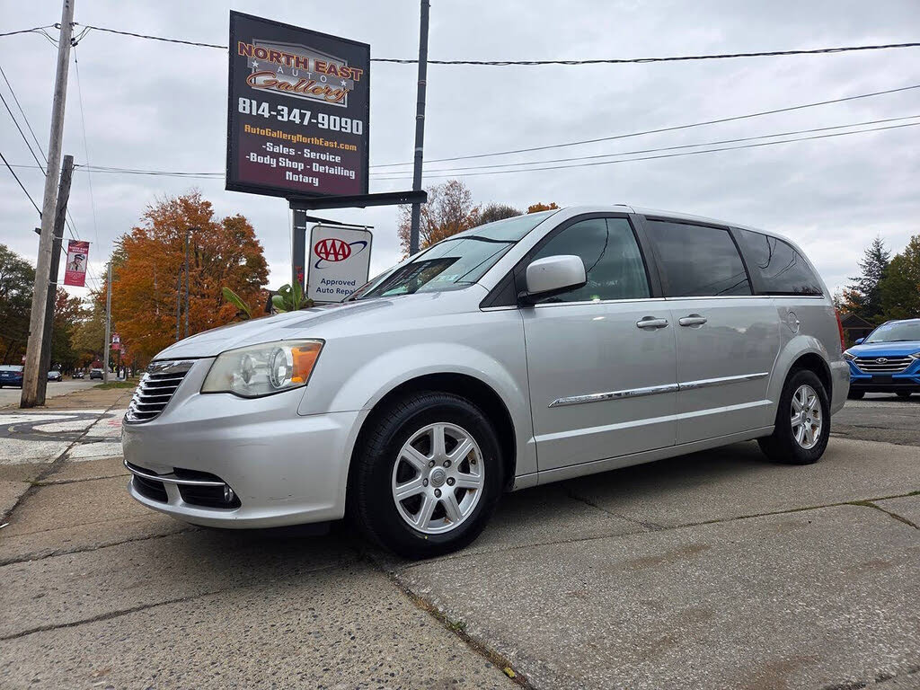 2011 Chrysler Town & Country Touring FWD