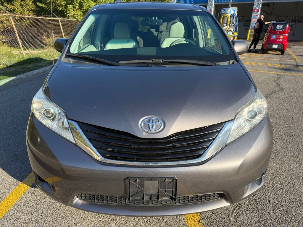 2014 Toyota Sienna LE 8-Passenger