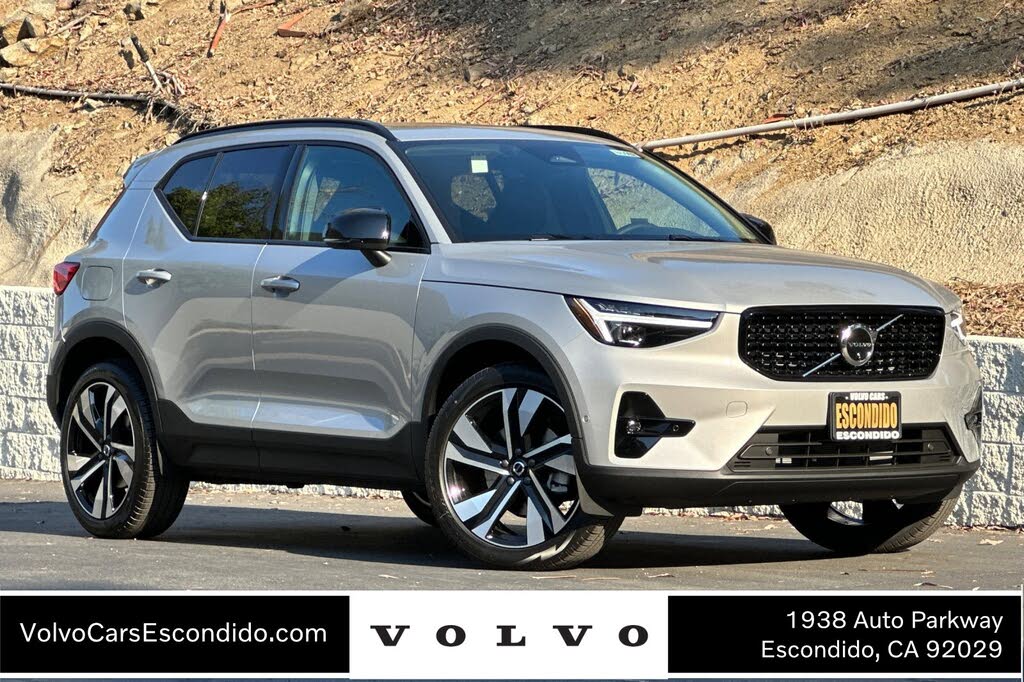 2025 Volvo XC40 B5 Ultra Dark Theme AWD