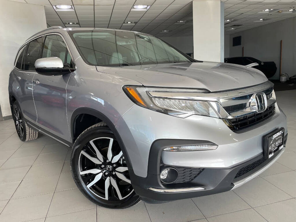 2022 Honda Pilot Touring AWD with Rear Captain's Chairs