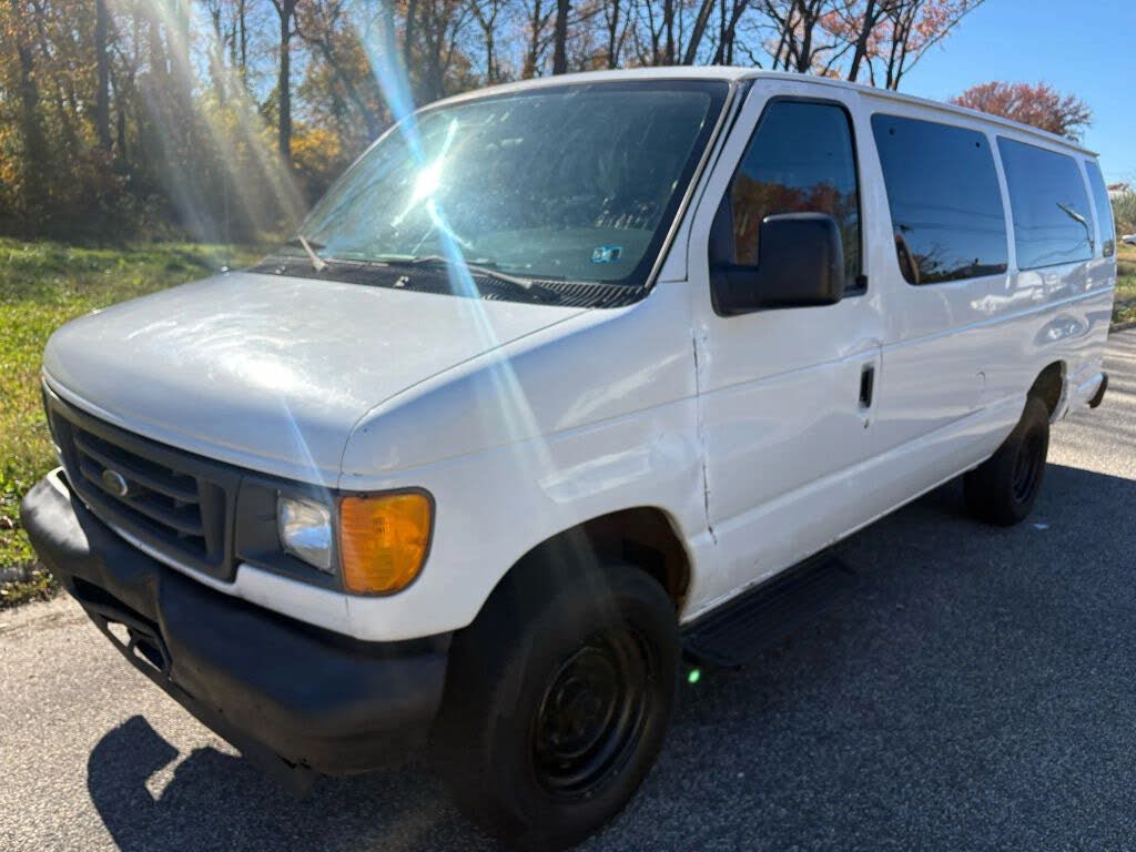 2005 Ford E-Series E-350 Super Duty XL Extended Passenger Van