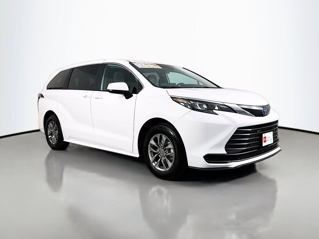 2025 Toyota Sienna LE 8-Passenger FWD