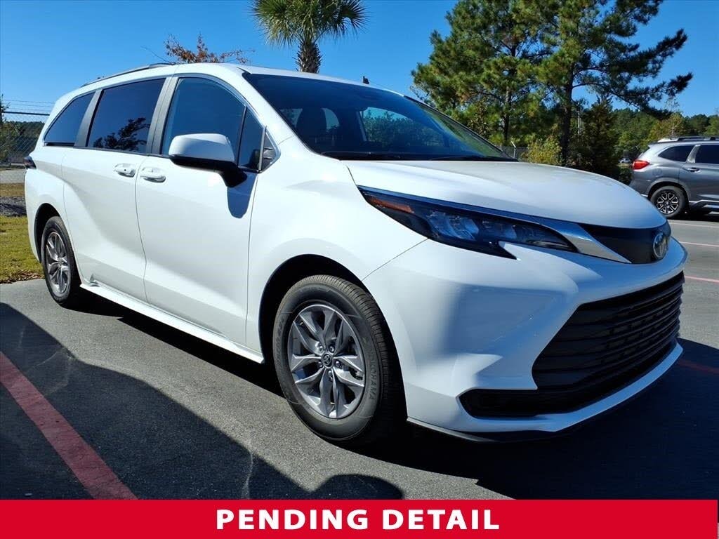 2025 Toyota Sienna LE 8-Passenger FWD