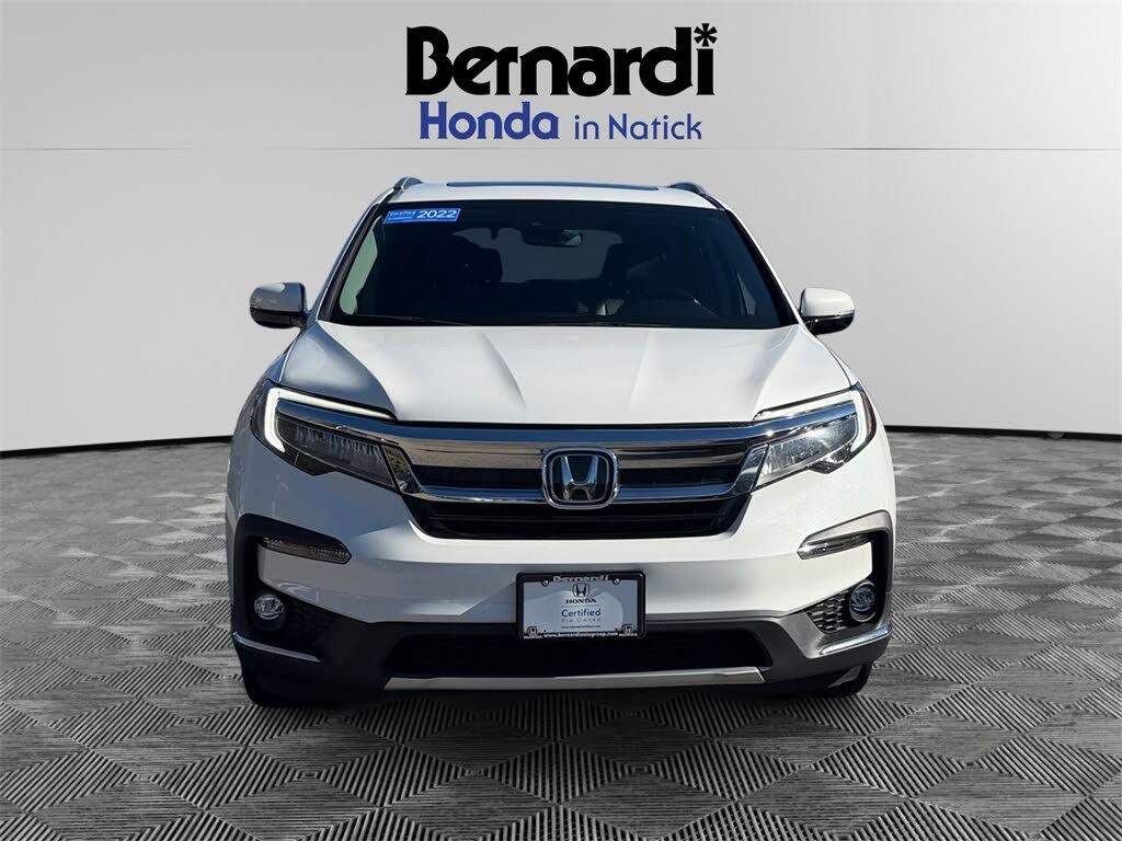 2022 Honda Pilot Touring AWD with Rear Captain's Chairs