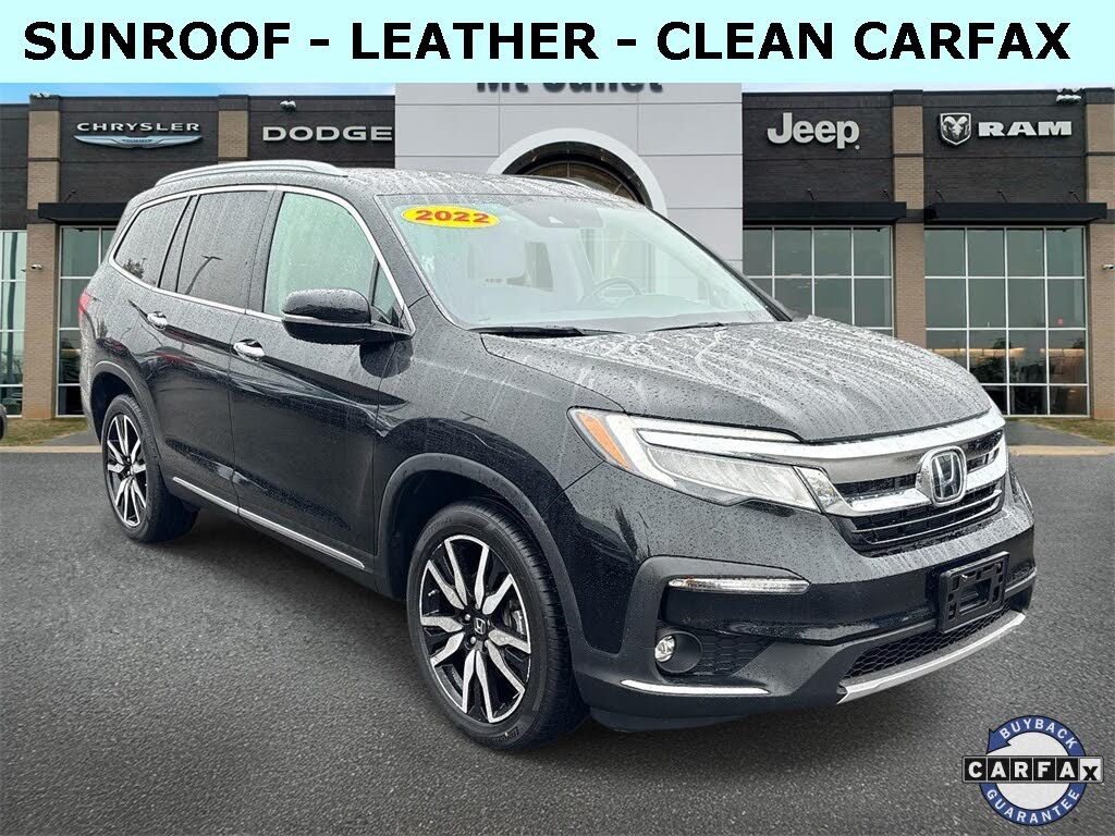 2022 Honda Pilot Touring AWD with Rear Captain's Chairs