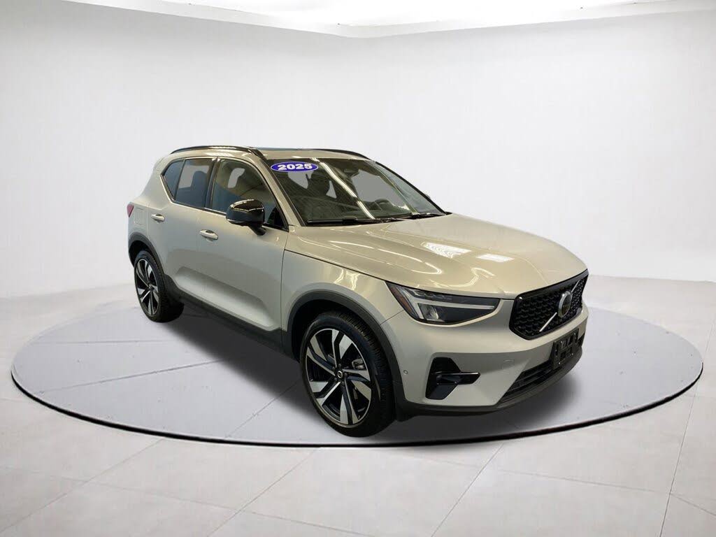2025 Volvo XC40 B5 Plus Dark Theme AWD
