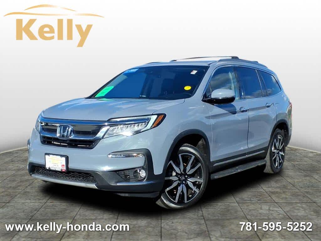 2022 Honda Pilot Touring AWD with Rear Captain's Chairs