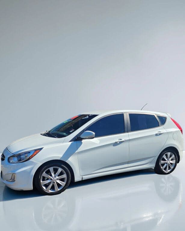 2013 Hyundai Accent SE 4-Door Hatchback FWD