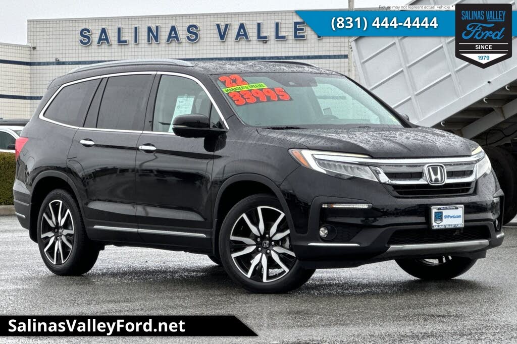 2022 Honda Pilot Touring FWD with Rear Captain's Chairs