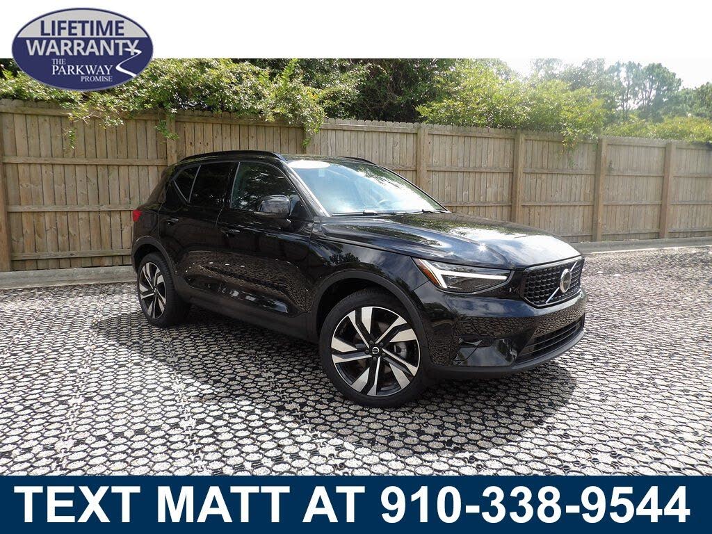 2025 Volvo XC40 B5 Plus Dark Theme AWD