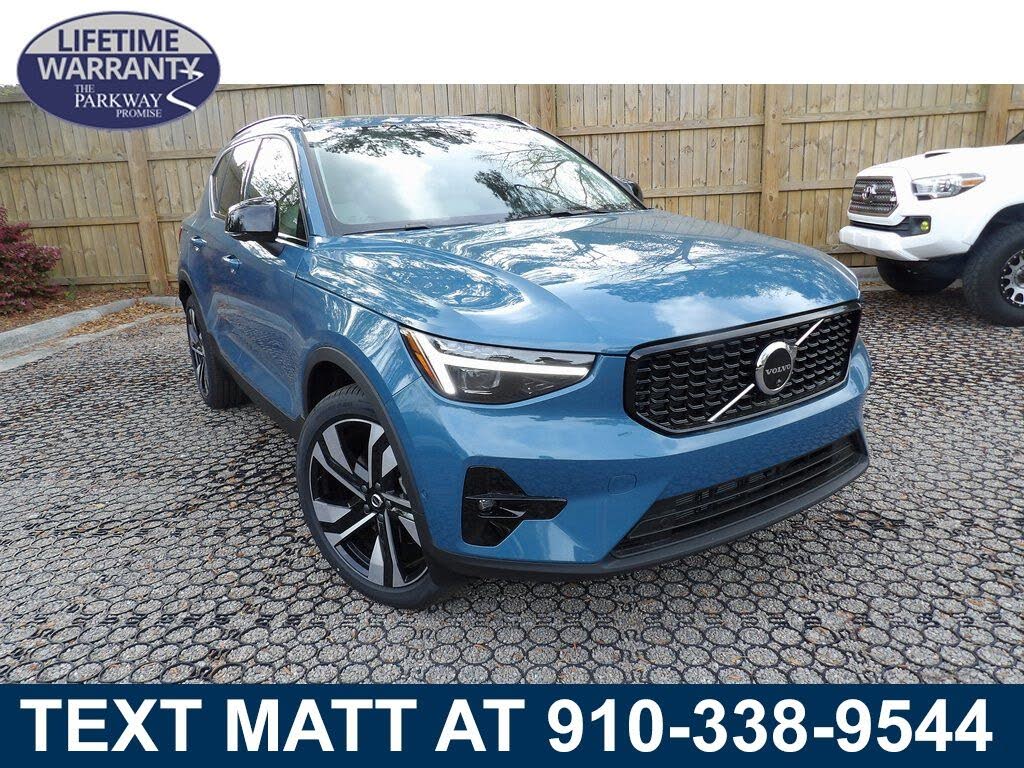 2025 Volvo XC40 B5 Ultra Dark Theme AWD