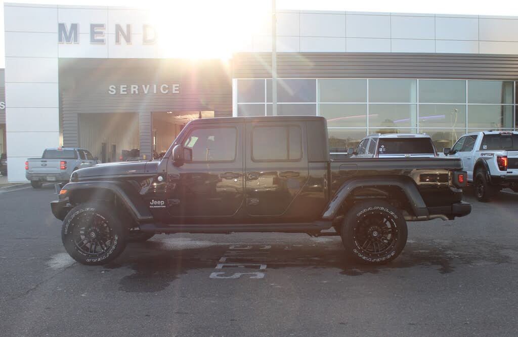 2022 Jeep Gladiator Overland Crew Cab 4WD